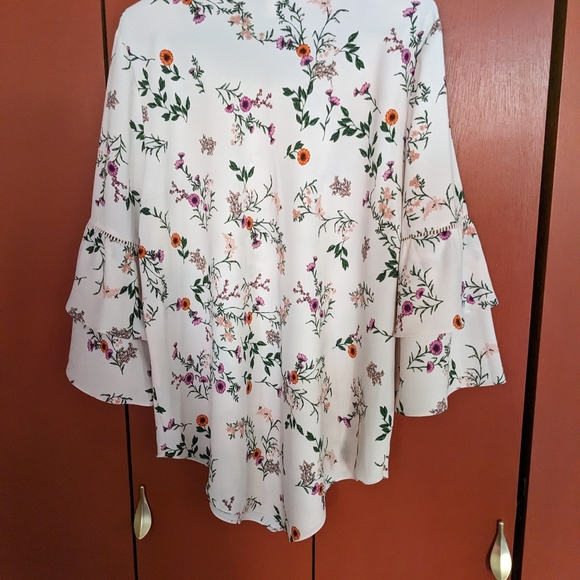 Bell sleeve handkerchief hem Alfani top size large, pink with floral pattern - Picture 6 of 6